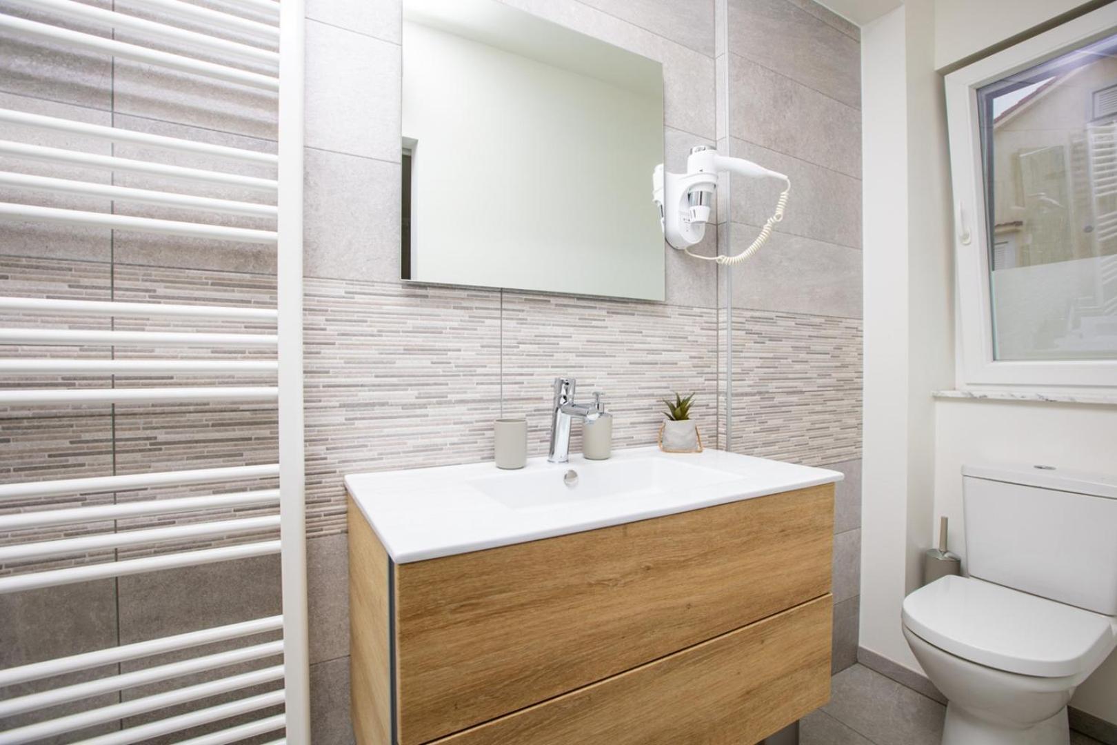 Apartments Pivas Малинска Екстериор снимка