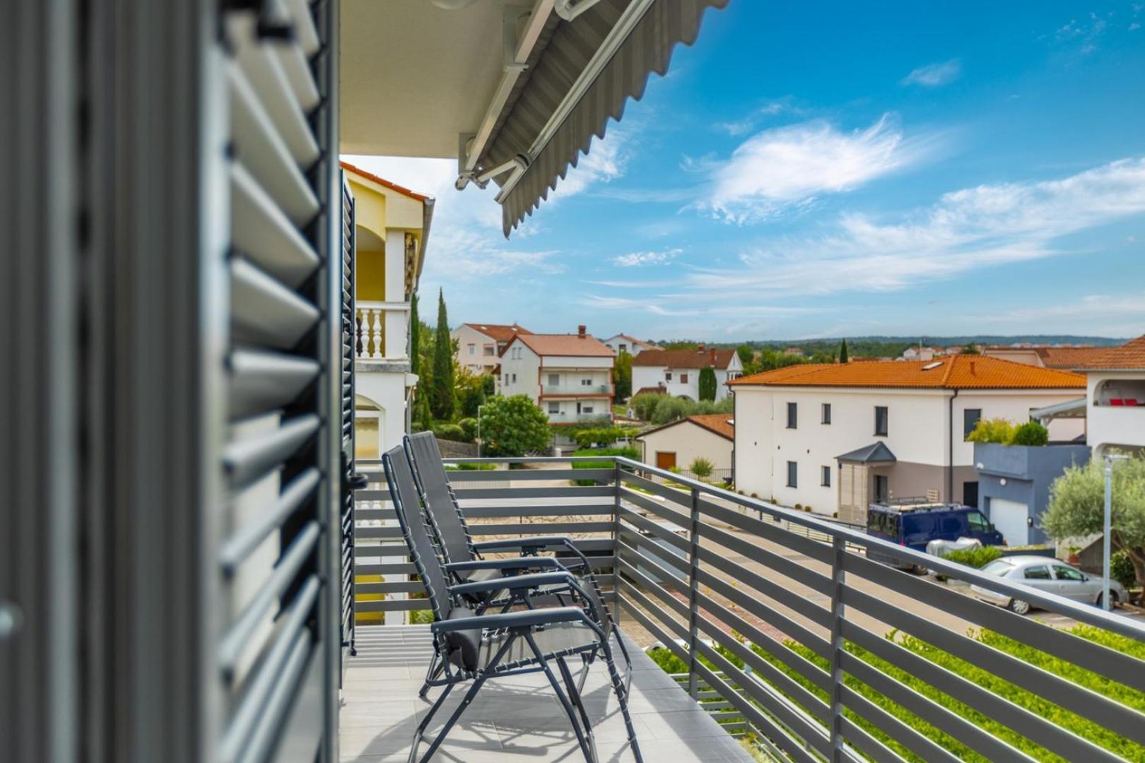 Apartments Pivas Малинска Екстериор снимка
